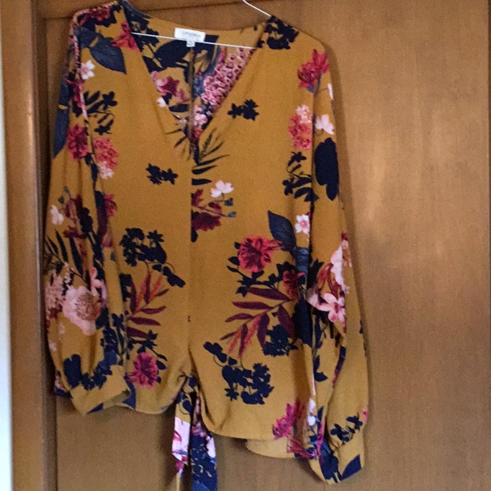 Ladies Umgee floral top with front tie accent, size 2x but oversized